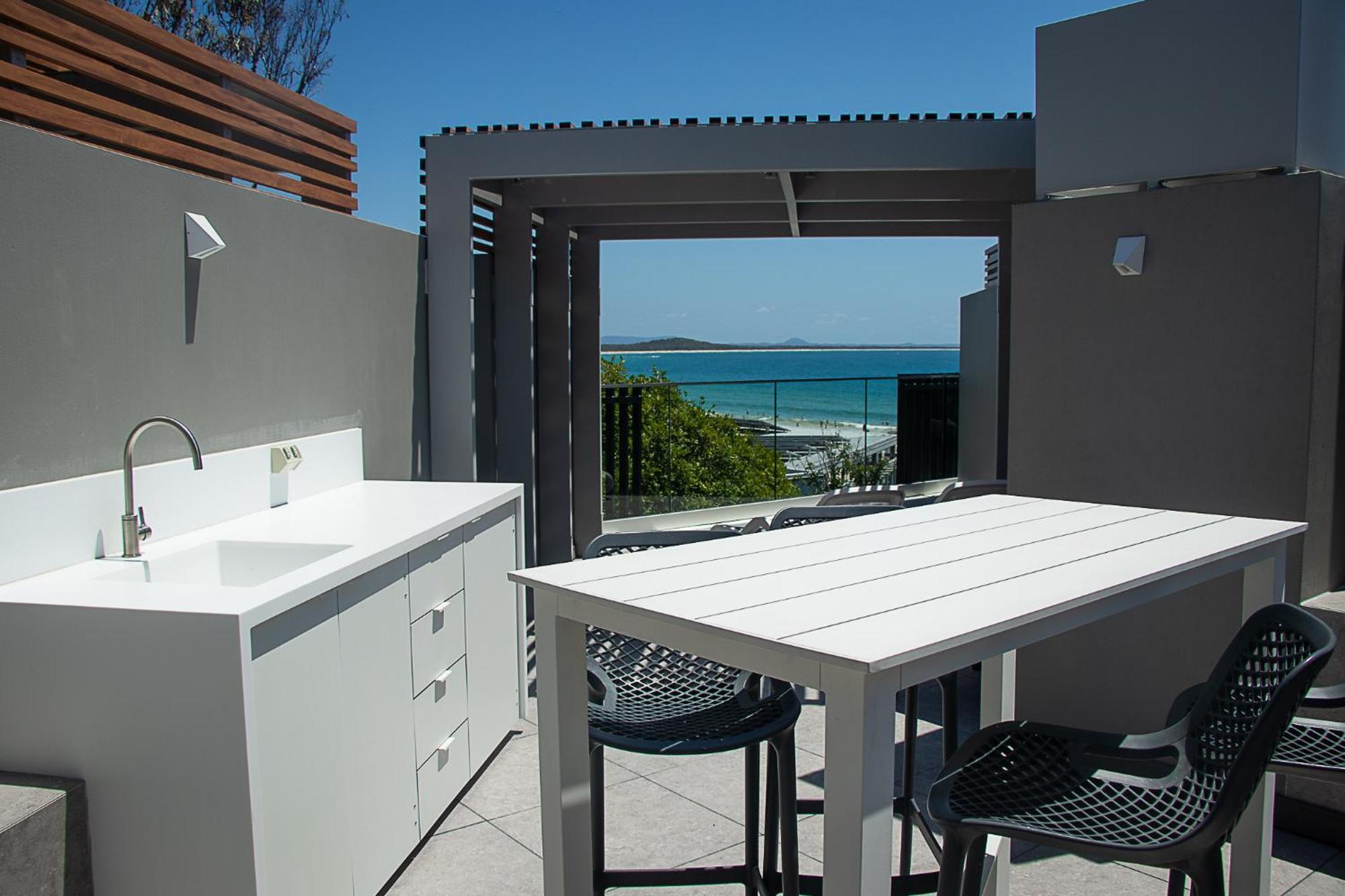 Netanya Noosa Beachfront Resort Extérieur photo